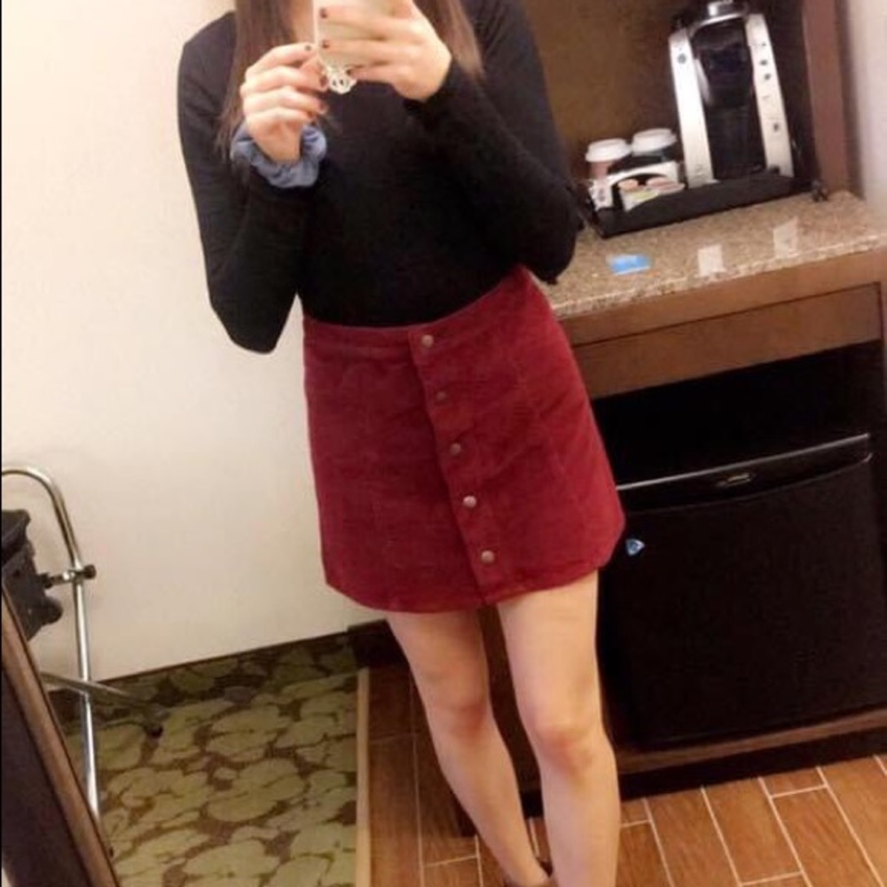 F21 Maroon corduroy skirt w/ buttons. Size 26